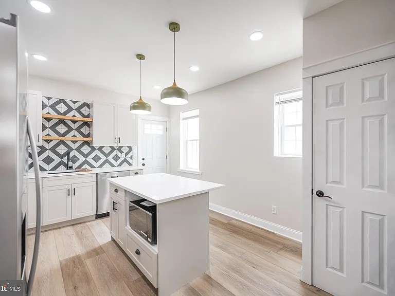 521 N Douglas St — Photo 5