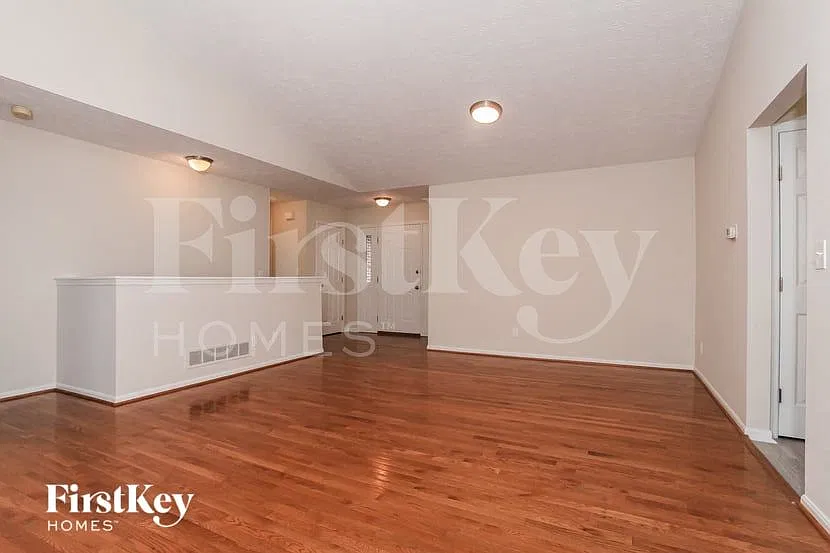 3 bed, 3.0 bath, 1392 sqft, $2,760 — Photo 3