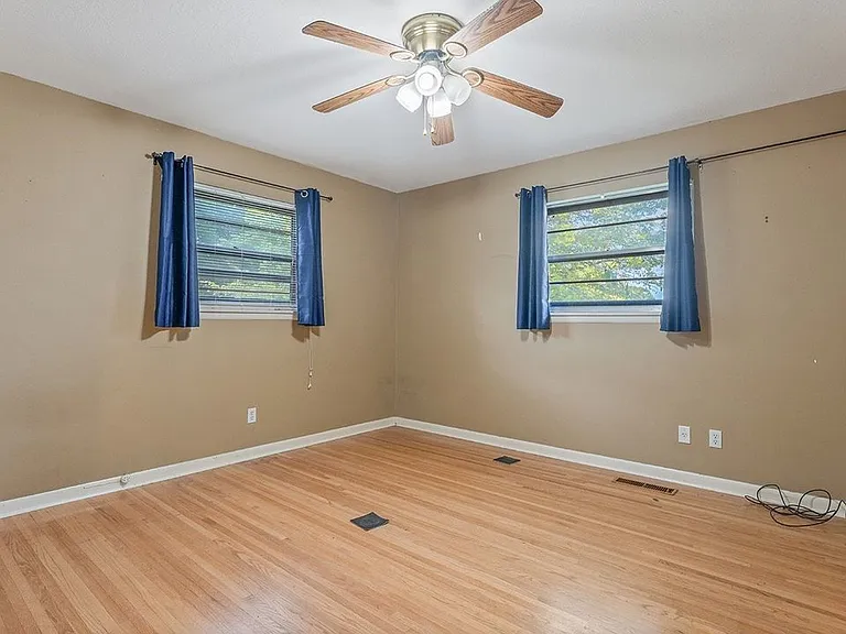 476 N Oliver Ave — Photo 14
