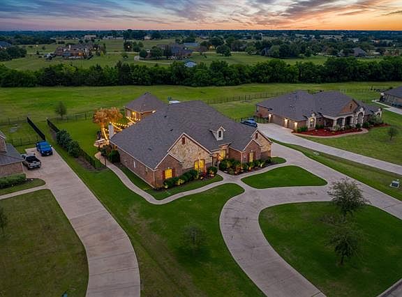 2nd image of 1212 Artesia Ln