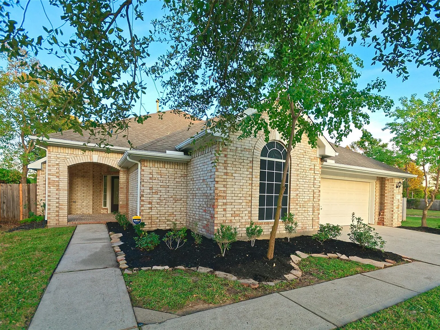 4 bed, 2.5 bath, 2407 sqft, $2,350 — Photo 2