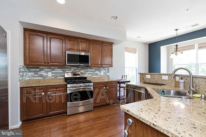 3 bed, 2.5 bath, 1701 sqft, $3,000 — Photo 4