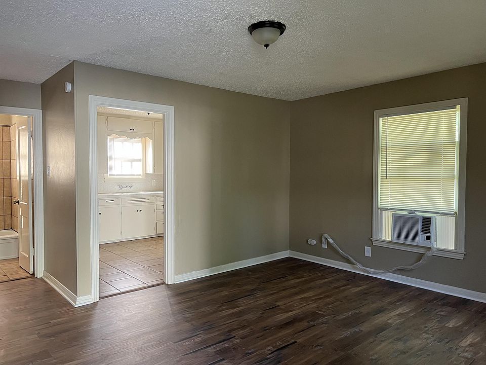 2nd image of 1018 French St