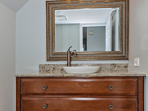 5th image of 887 Essex Cir #887