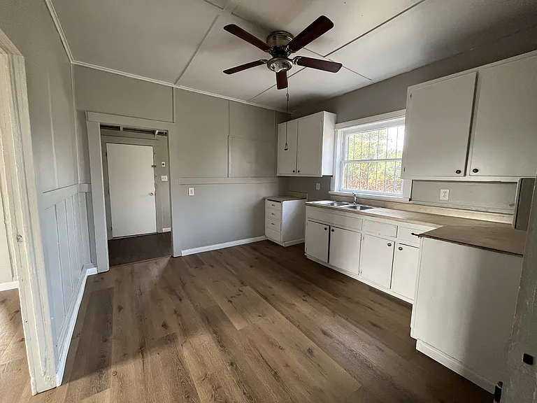 326 Clyde St — Photo 2