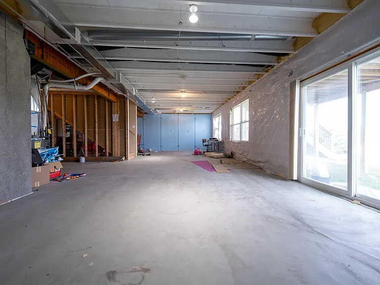 5595 Queensland Ln N — Photo 31