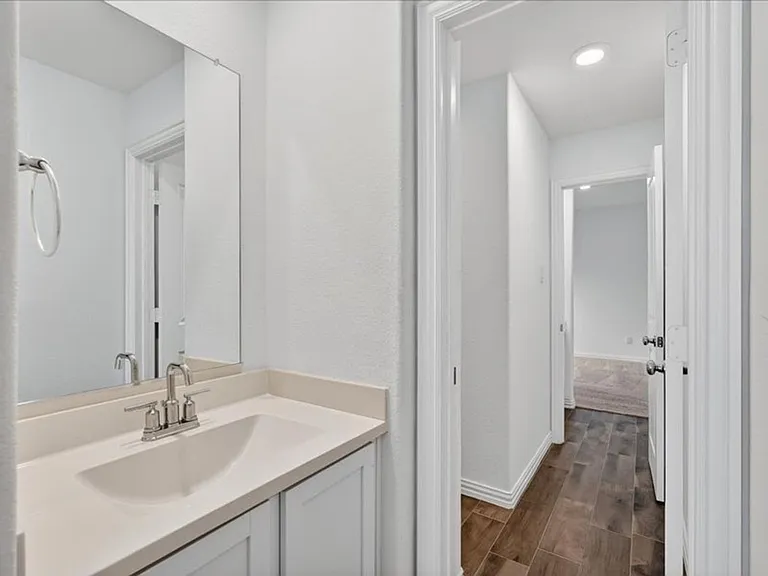 1501 Lake Grove Dr — Photo 5