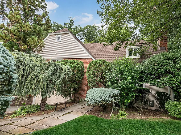 384 Owen Ave — Photo 1