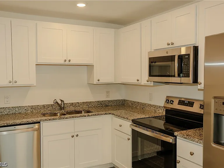 917 Graystone Ave — Photo 6