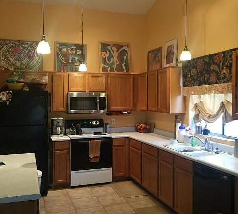3rd image of 1037 S Jamaica Way