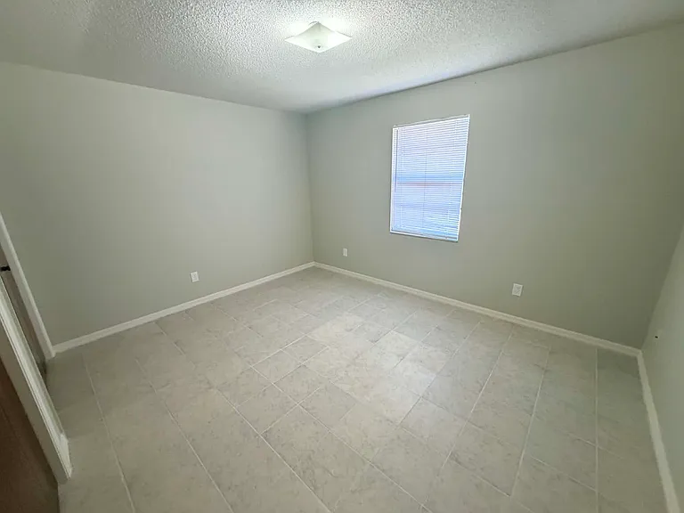 335 NW Lake City Ave #102 — Photo 5