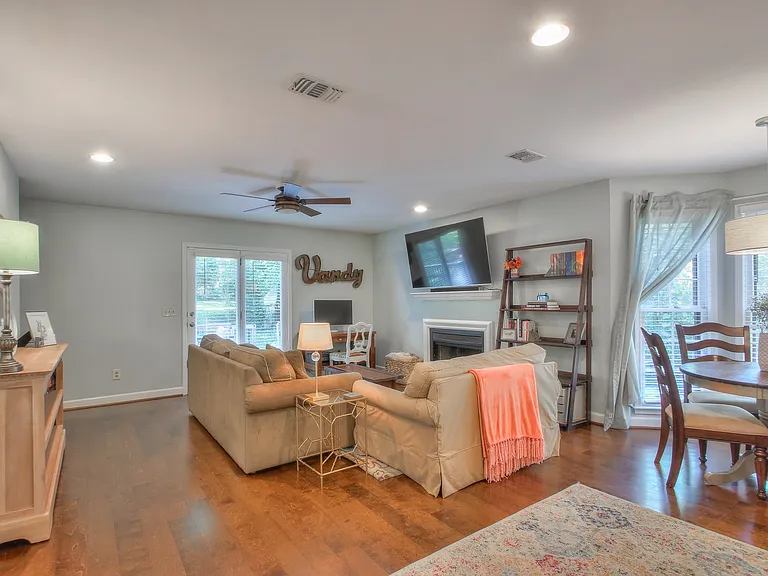 3321 Lealand Ln — Photo 7