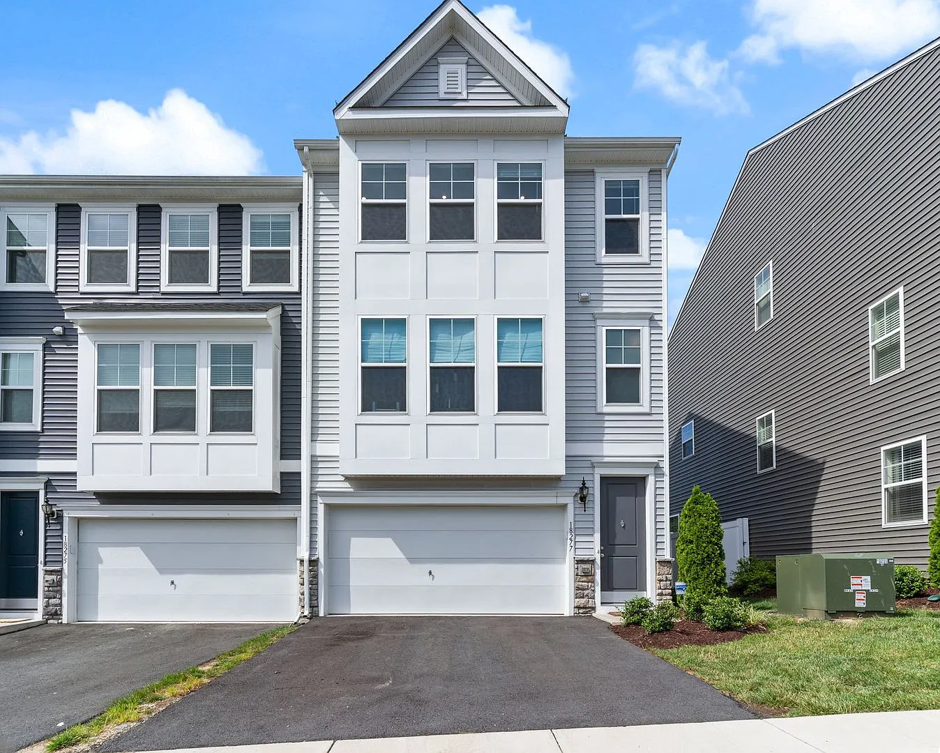 Stunning End-Unit Townhome near Quatico Marine Core Base. — Photo 1
