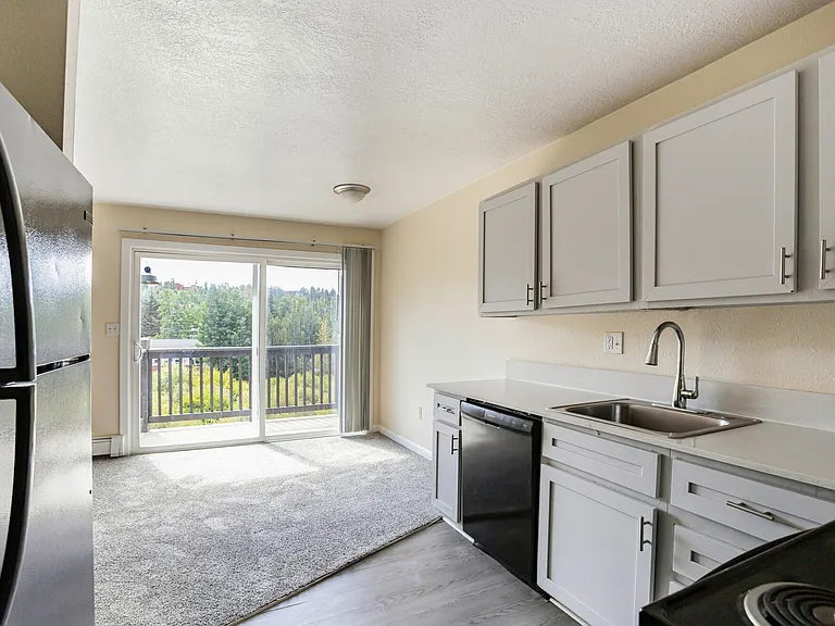 Straight Creek Apartments — Photo 9