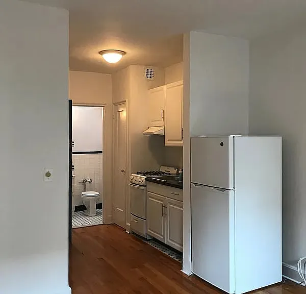 220 W 17th St #4C — Photo 1