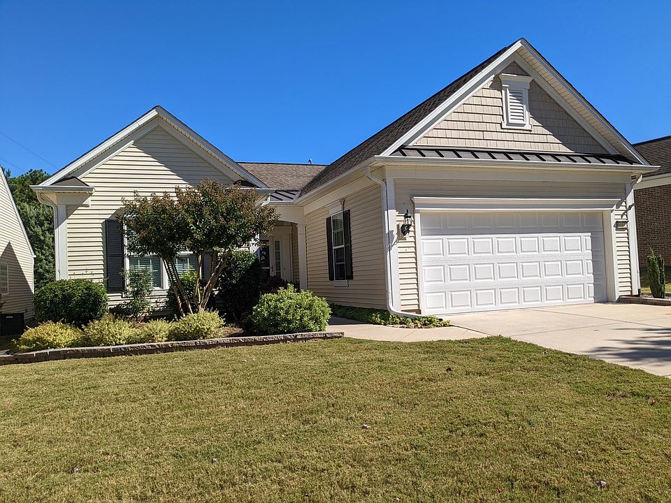 Front of house with 2 car garage