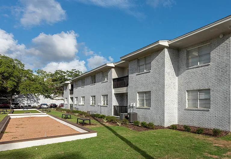 Elevate at 604 West Apartments — Photo 18