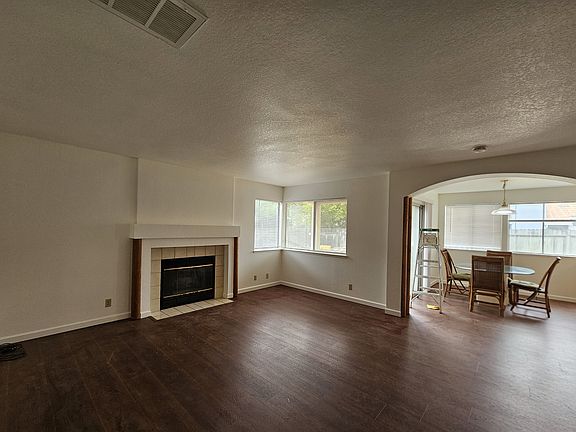 4th image of 8019 Pinot Noir Way