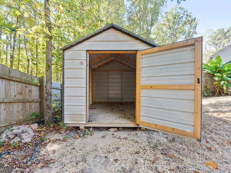 475 Louise Way — Photo 34
