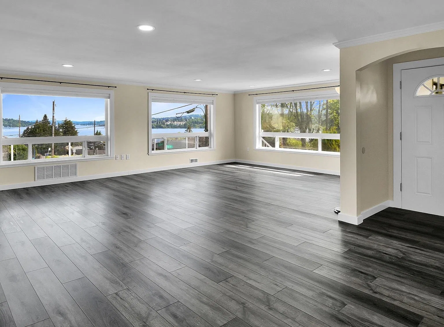 3 bed, 2.5 bath, 2328 sqft, $4,000 — Photo 3