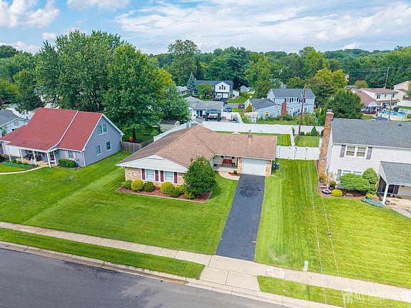 3rd image of 164 Idlebrook Ln