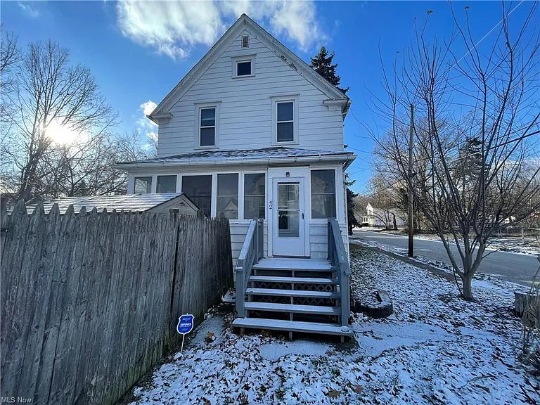 42 Paris Ave — Photo 1