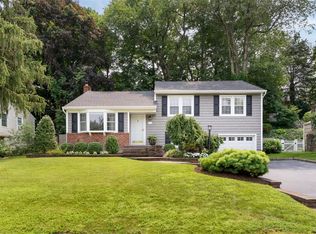 13 Longford St, Huntington, NY 11743