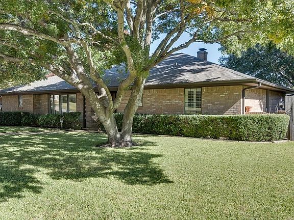 Gorgeous curb appeal, low maintenance landscaping
