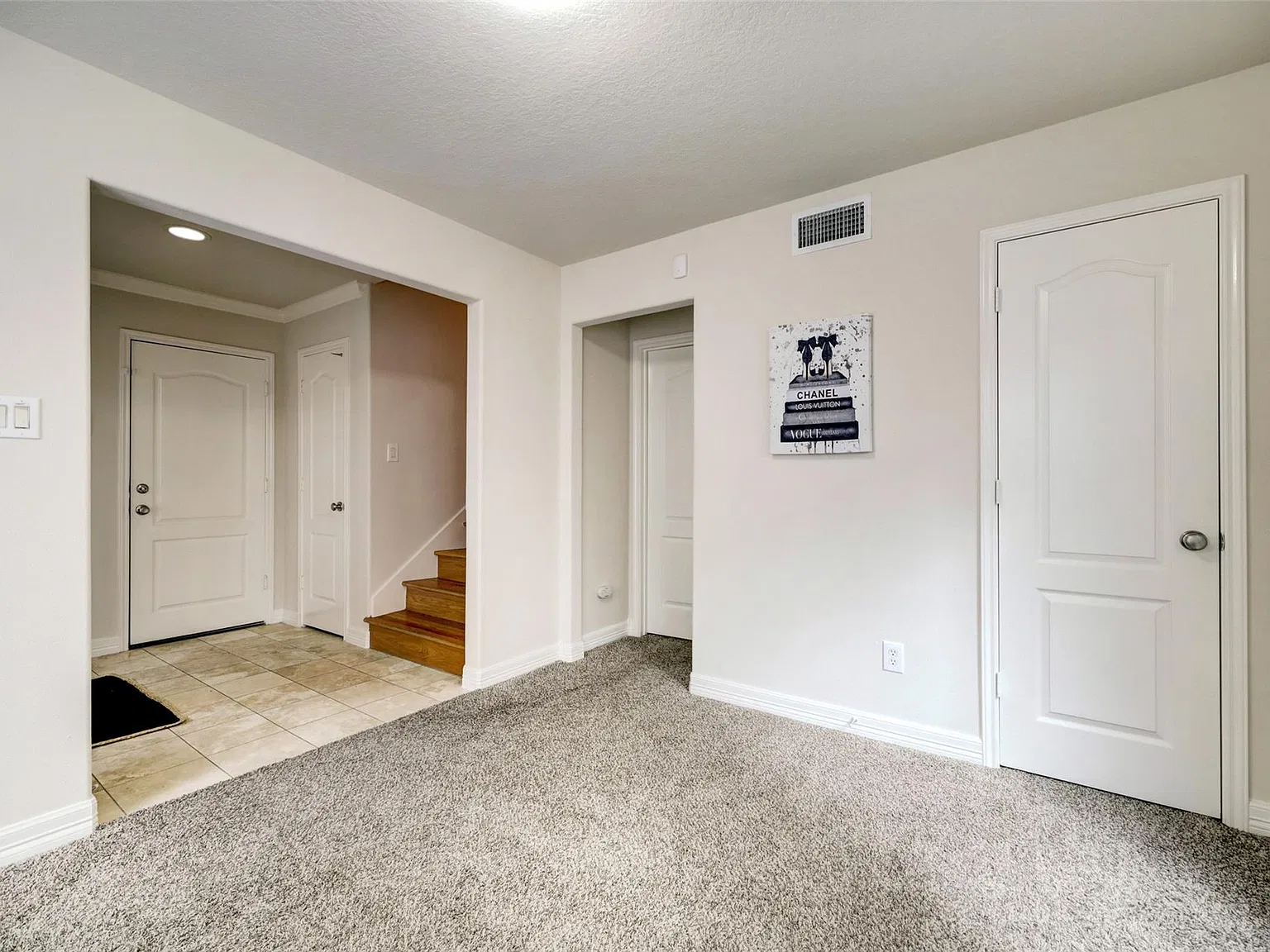 3 bed, 3.5 bath, 2319 sqft, $2,700 — Photo 4