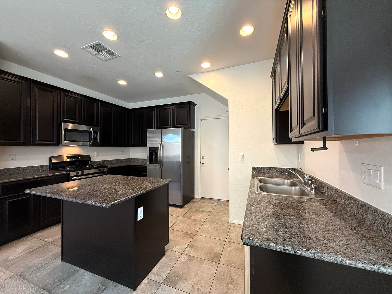 4 bed, 2.5 bath, 1806 sqft, $2,050 — Photo 4