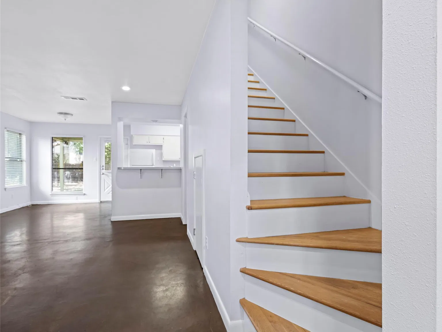 2 bed, 1.5 bath, 992 sqft, $2,450 — Photo 1