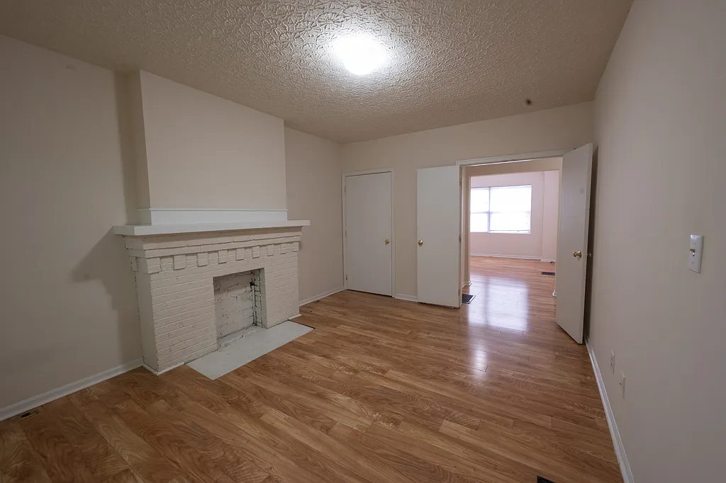 Building Photo - 106 W 8th Ave #D