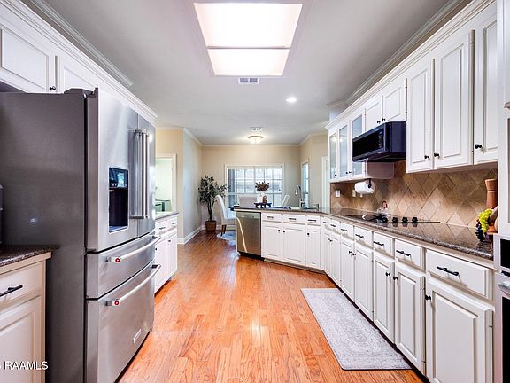 5th image of 300 Creekwood Dr