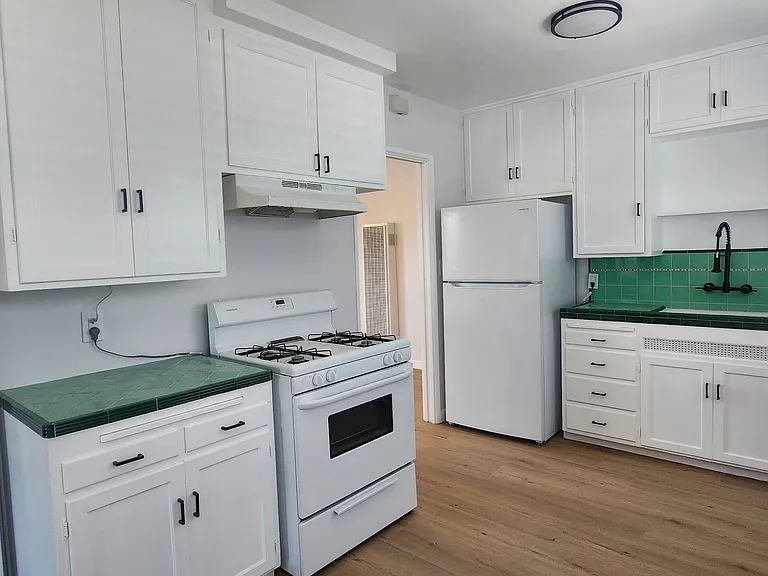 565 Flower St — Photo 7