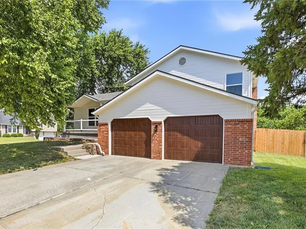 1045 NE Carousel Ln, Lees Summit, MO 64086