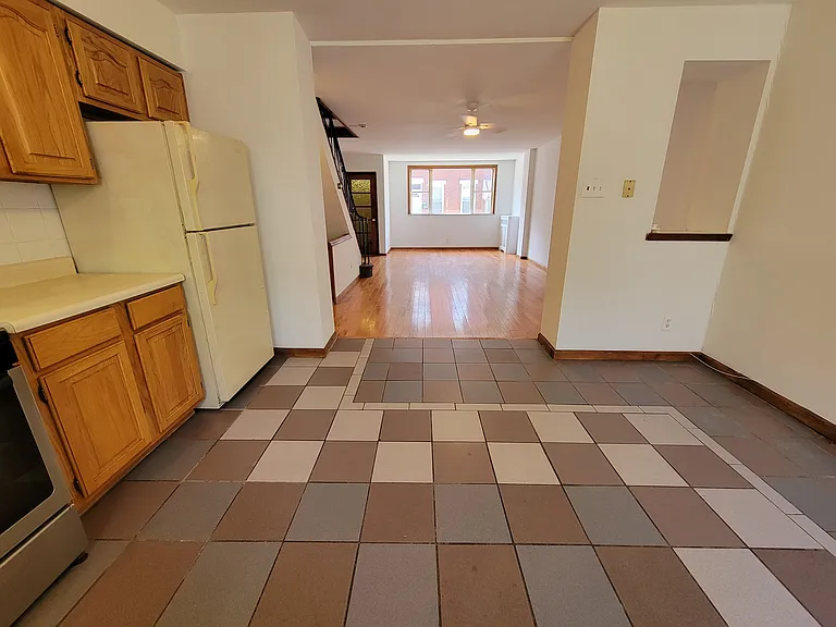 947 Tree St — Photo 6