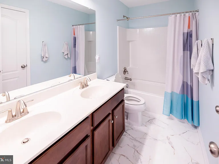 8727 Raleigh Mews — Photo 30