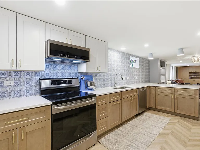 9237 Lincolnwood Dr — Photo 29