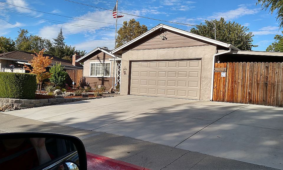 2nd image of 916 Honora Ave