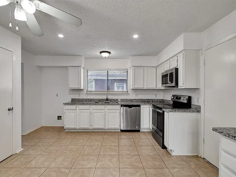 1311 Oak Hollow Dr — Photo 9