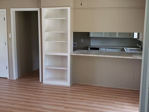 3rd image of 632 Woodmont Pl