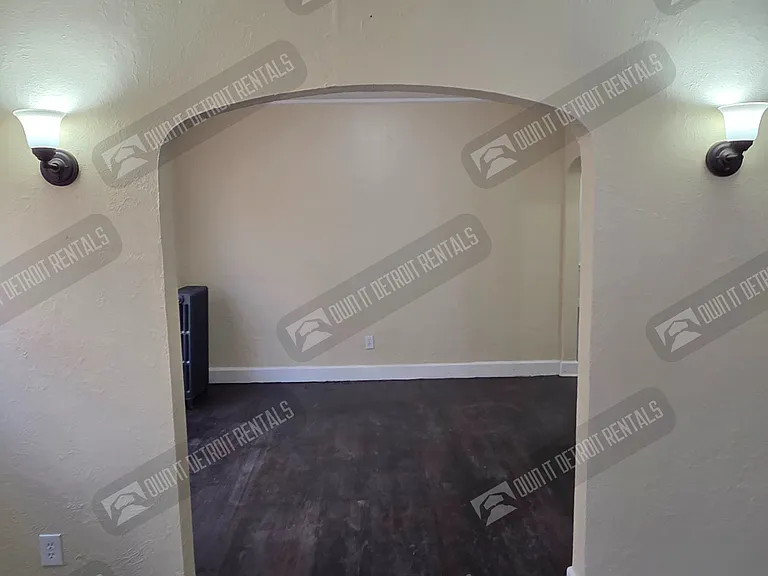 13918 Roselawn St — Photo 8