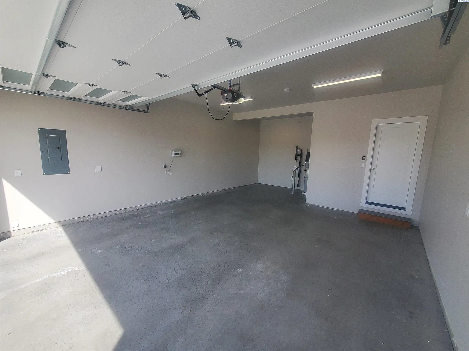 4 bed, 2.5 bath, 2430 sqft, $3,395 — Photo 3