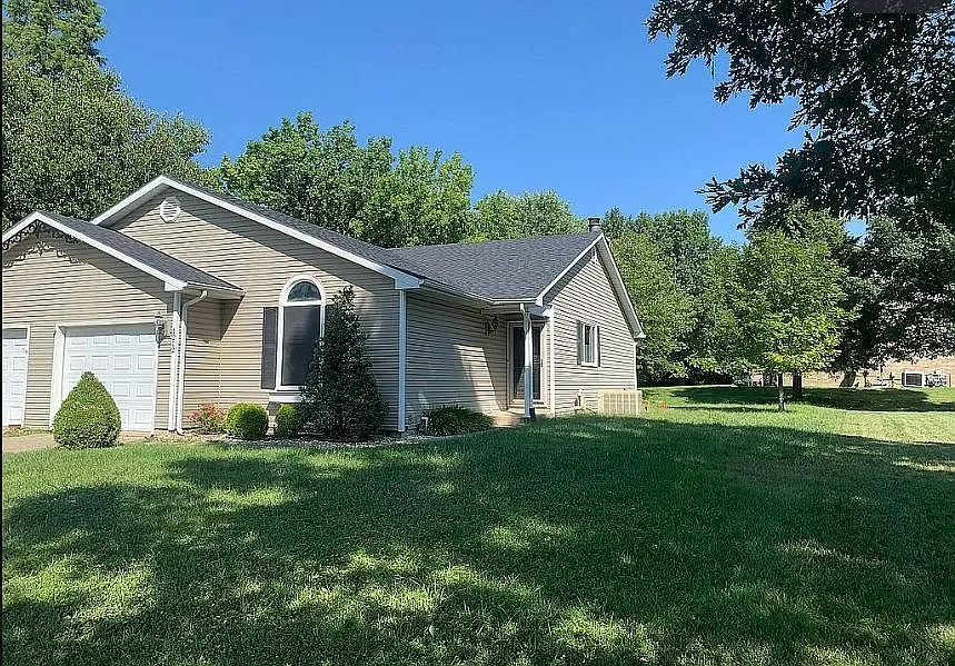 1212 Chancellor Dr photo 1