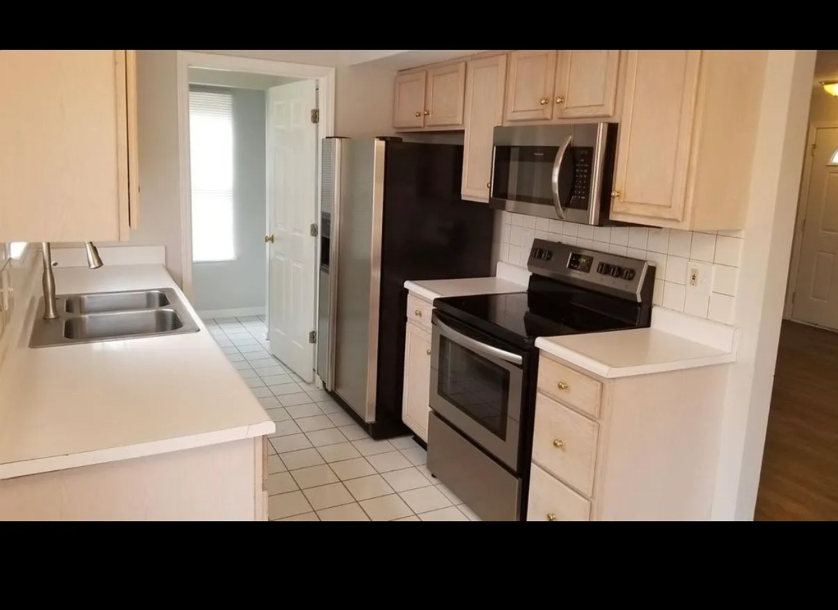 3 bed, 2.5 bath, 1150 sqft, $1,550 — Photo 4