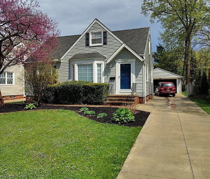465 Huntmere Dr — Photo 1