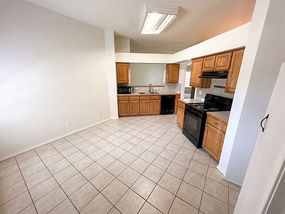 2nd image of 1876 Helen Ln