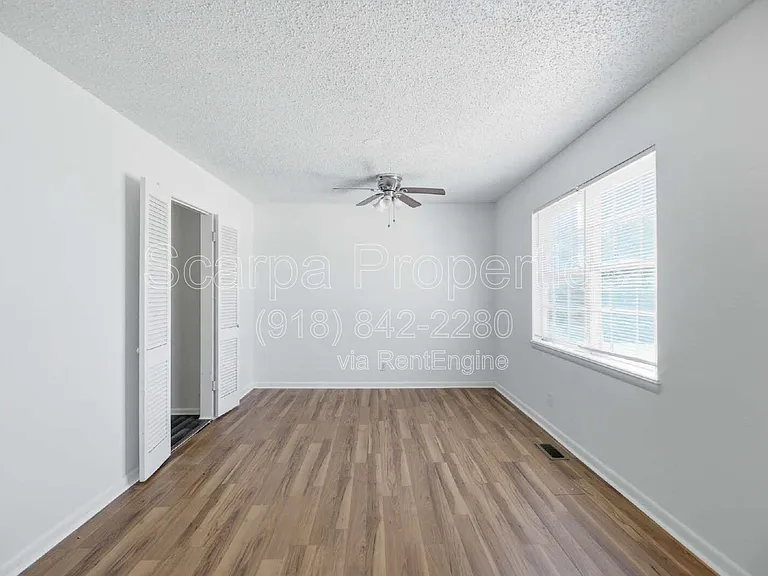 313 E Woodrow Pl — Photo 3