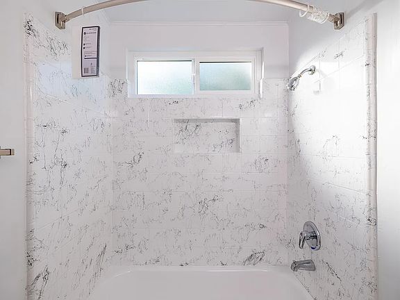 5th image of 5542 Newcastle Ave #39
