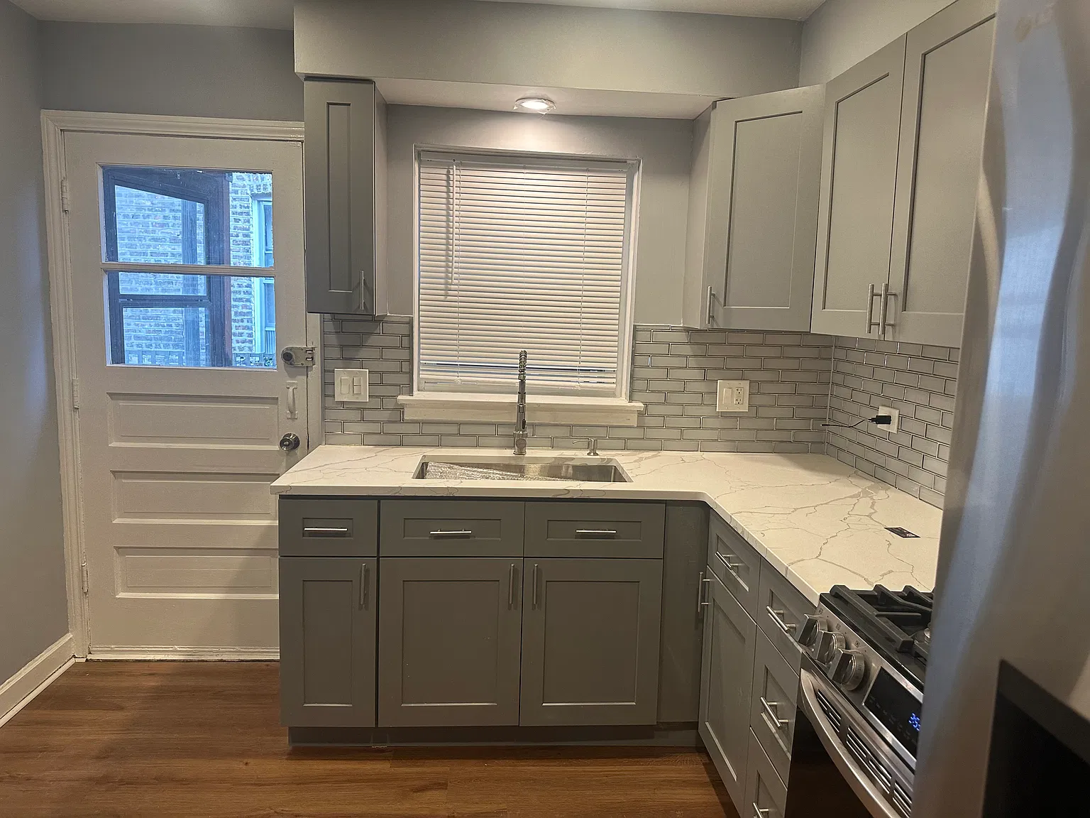 3 bed, 1200 sqft, $2,450 — Photo 2